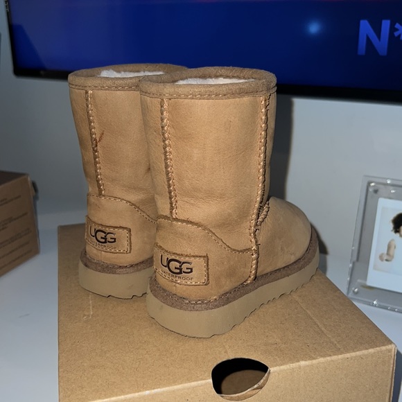 Classic chestnut UGGs - Picture 2 of 3